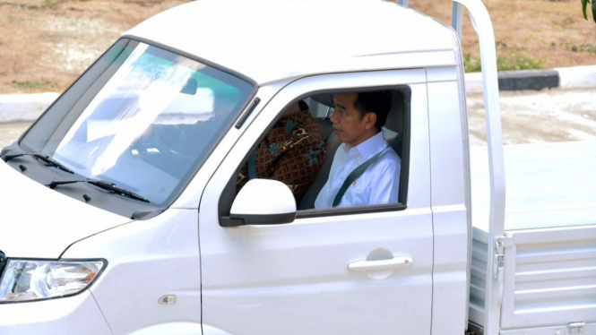Ekspresi Jokowi coba Esemka