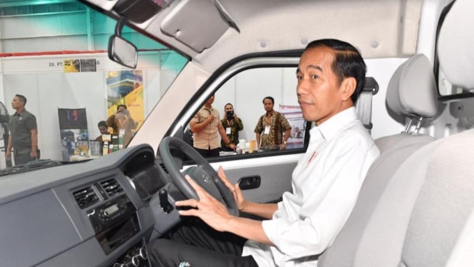 Ekspresi Jokowi coba Esemka