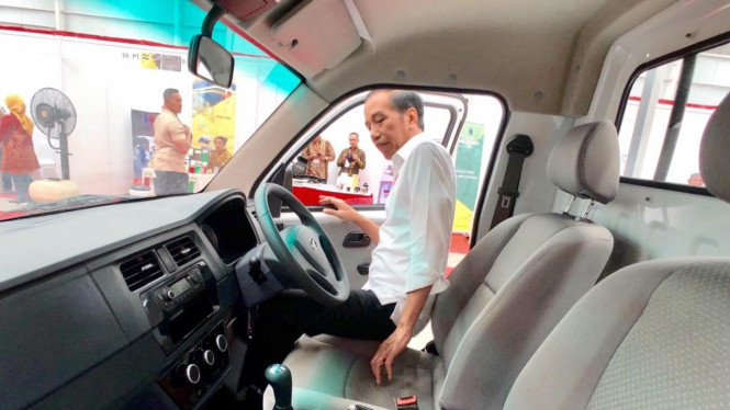 Ekspresi Jokowi coba Esemka