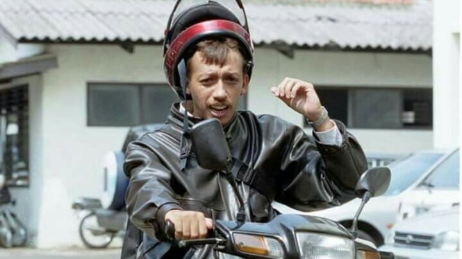 Munir naik motor
