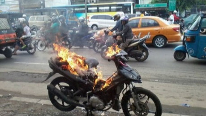 Ilustrasi Motor Dibakar