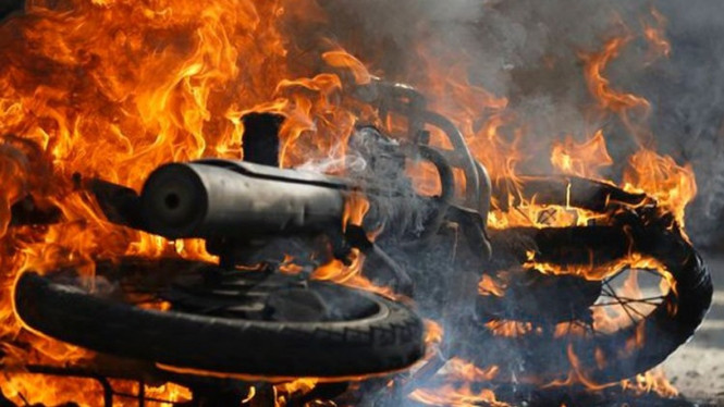 Ilustrasi Motor Dibakar