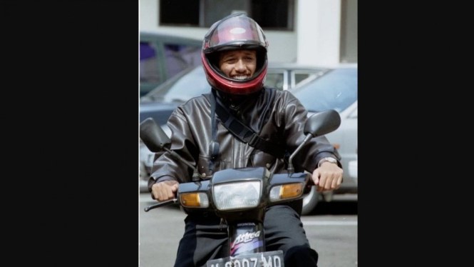 Munir naik motor Astrea Grand