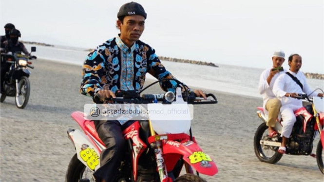 Ustaz Abdul Somad Naik Motor