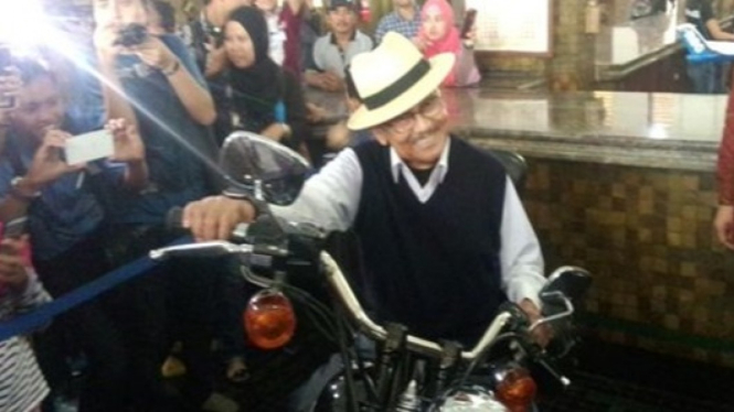 BJ Habibie naik motor