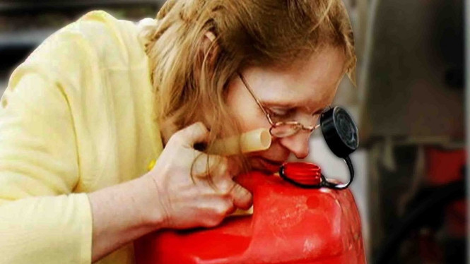 Menghirup aroma bensin