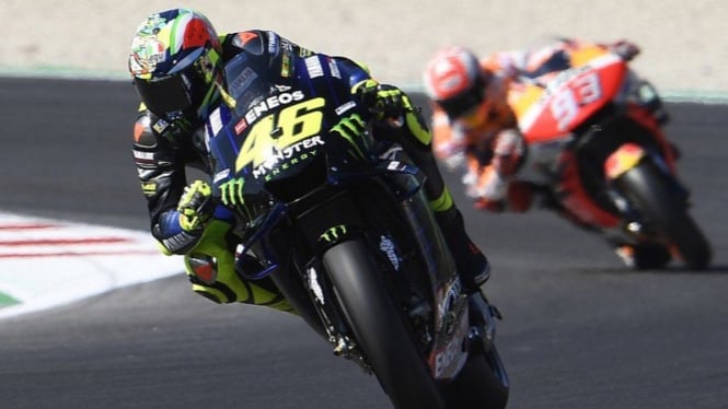 Valentino Rossi (depan) beradu dengan Marc Marquez