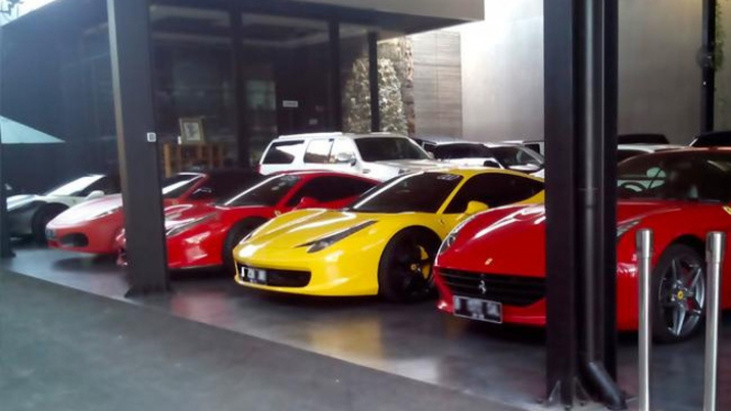Mobil mewah.