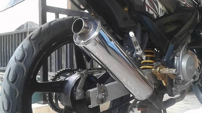 Motor berknalpot racing.
