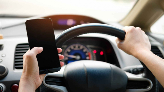 Ilustrasi Main Hape di Kabin Mobil
