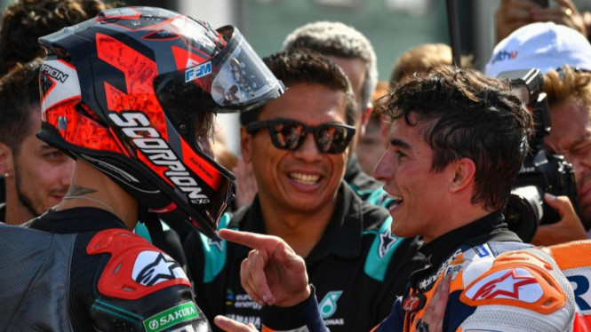 Quartararo (kiri) bercengkrama dengan Marquez (kanan).