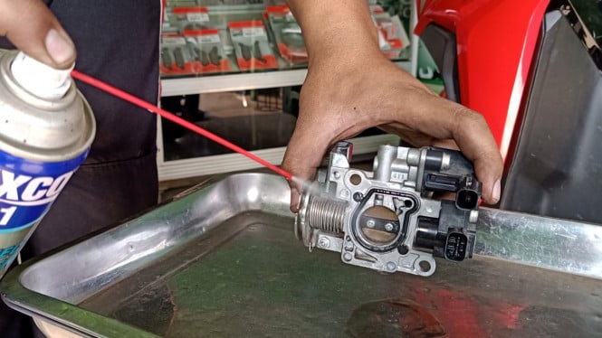 Ilustrasi bersihkan karburator motor