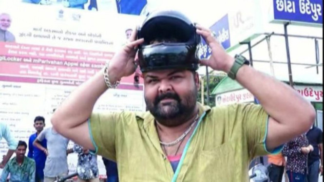 Pria ini tak bisa menemukan helm yang pas untuk kepalanya