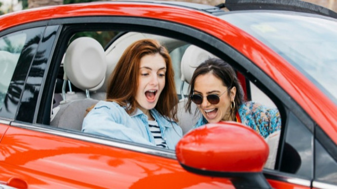 ilustrasi anak muda di mobil