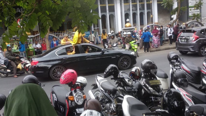 Demo mahasiswa menggunakan BMW mewah.