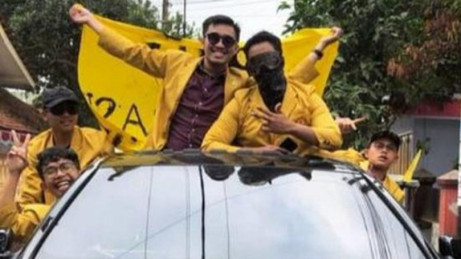 Demo mahasiswa menggunakan BMW mewah.