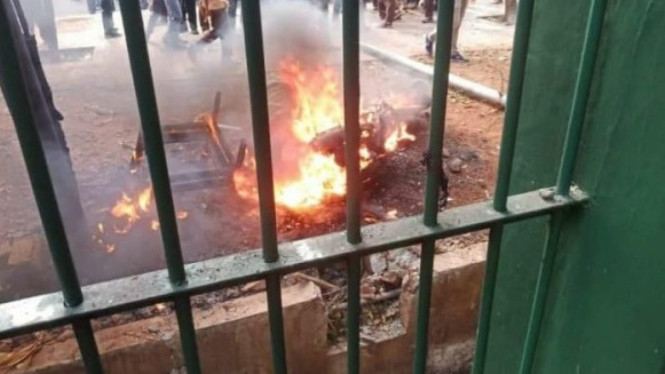 Motor wartawan Okezone dibakar massa pelajar.