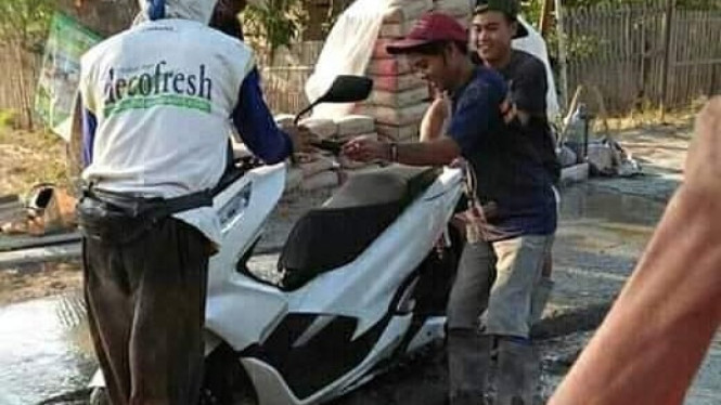 Emak-emak nekat terobos coran basah.