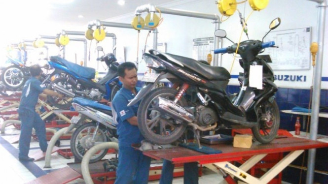 Service motor di dealer Suzuki