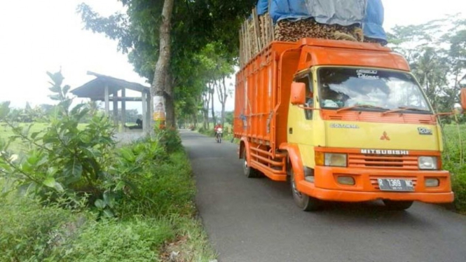 Truk di Jalan Sempit