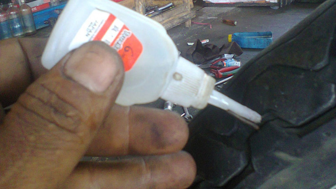 Tambal ban pakai lem besi.