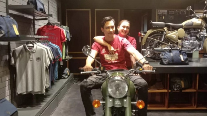 Darius Sinathrya dan Donna Agnesia naik motor.