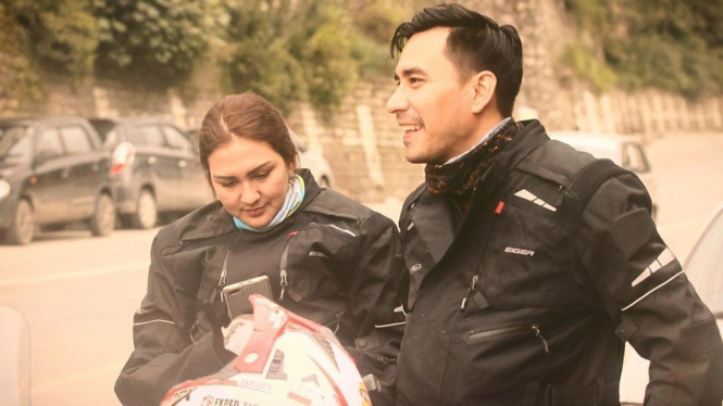 Darius Sinathrya dan Donna Agnesia naik motor.