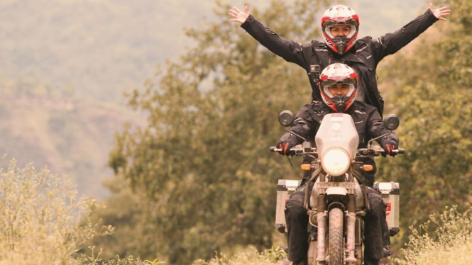 Darius Sinathrya dan Donna Agnesia naik motor.
