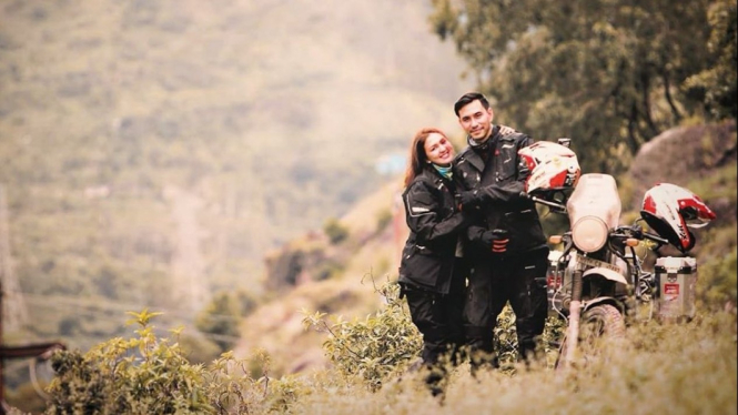 Darius Sinathrya dan Donna Agnesia naik motor.