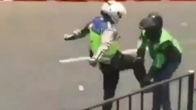 polisi tendang ojol