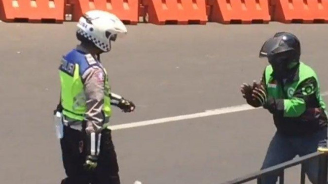 Driver Ojol Memohon Maaf ke Polisi