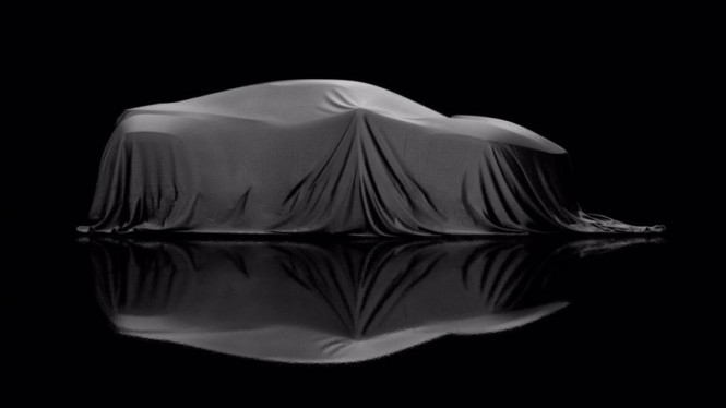 Mobil Sedan Tertutup Kain Hitam