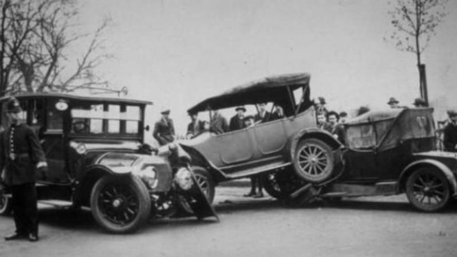 Tabrakan Mobil Hitam-Putih