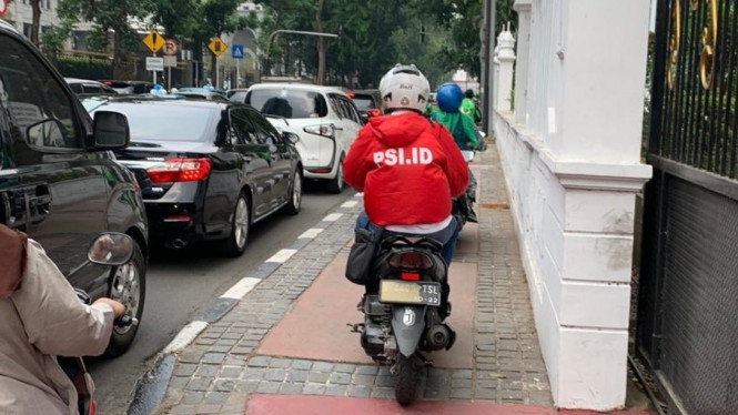 Kader PSI Naik Motor Lewat Trotoar