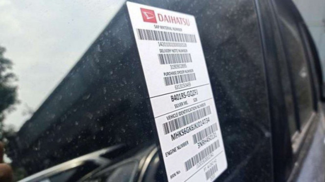 Stiker barcode di mobil baru.