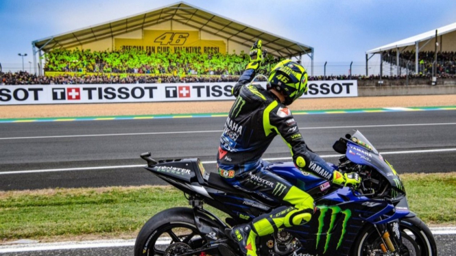 Rossi bersama pendukungnya.