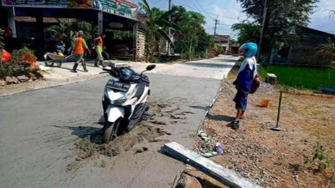 Motor terobos aspal basah.