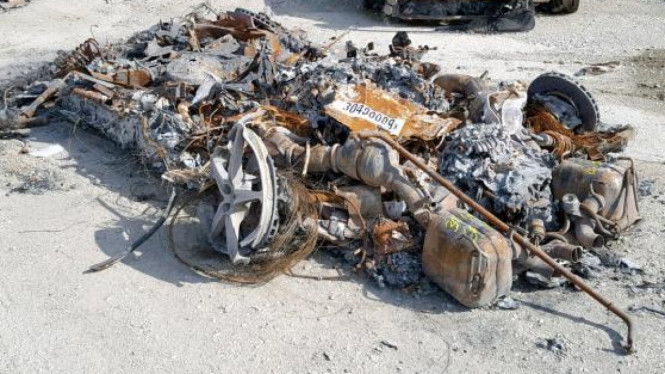 Puing Ferrari bekas tabrakan.