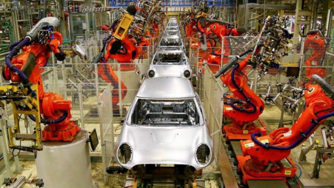 Perangkat Robotik di Pabrik Mobil