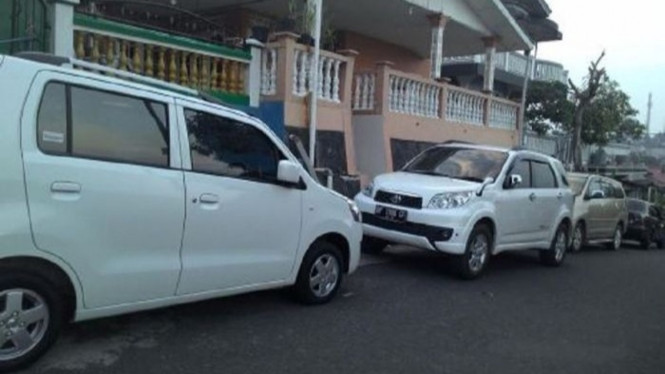 Parkir di Pinggir Jalan