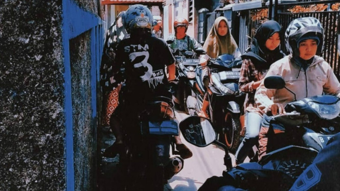 Naik motor di gang