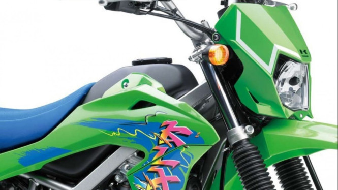 Kawasaki KLX 150 bergaya retro.