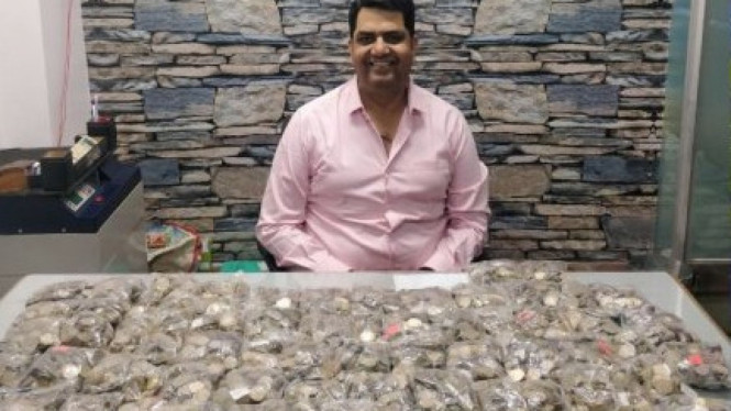 Rakesh beli motor skutik pakai uang koin.