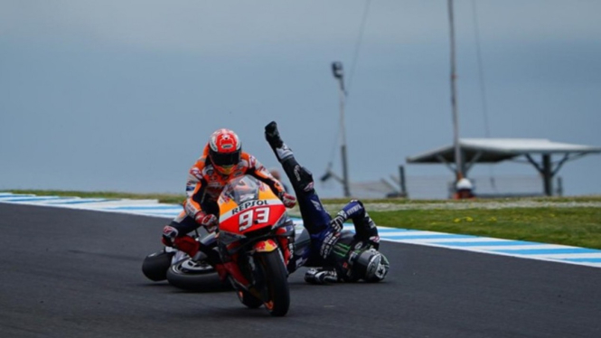 Marc Marquez di depan Maverick Vinales yang jatuh.