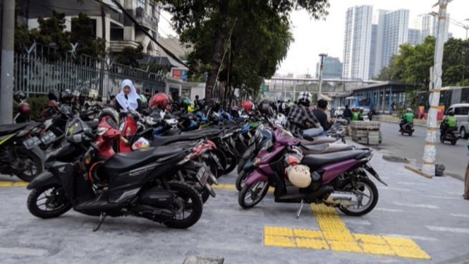 Trotoar di Senen, Jakarta Pusat.