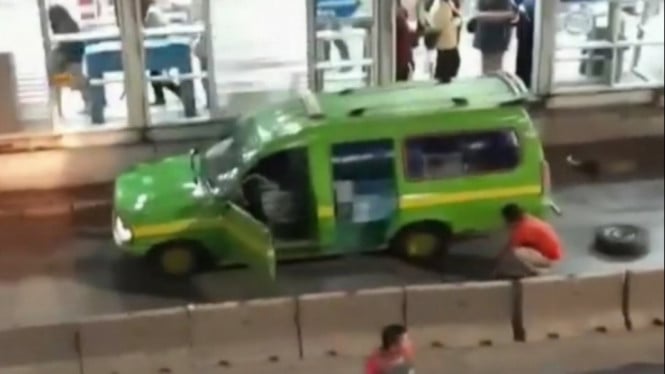 Angkot ganti ban di jalur Transjakarta