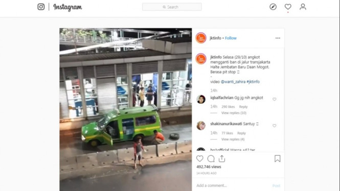 Angkot ganti ban di jalur Transjakarta