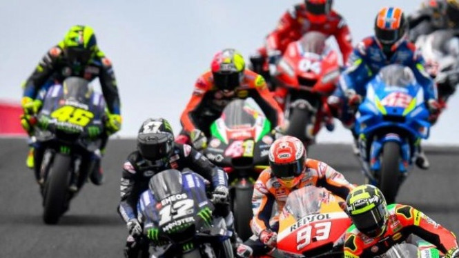 Pembalap MotoGP di lintasan lurus
