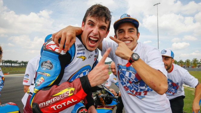 Alex Rins vs Marc Marquez (kanan).
