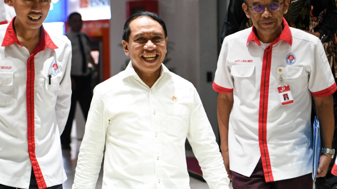 Menpora Zainudin Amali (tengah)